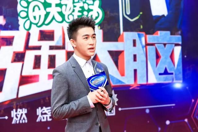 「何鸿燊」赌王何鸿燊家族之“多人运动 ”