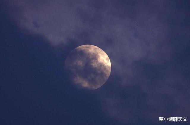 「公转」在宇宙中，地球以10万公里时速向前狂奔，为何我们没有明显感觉？