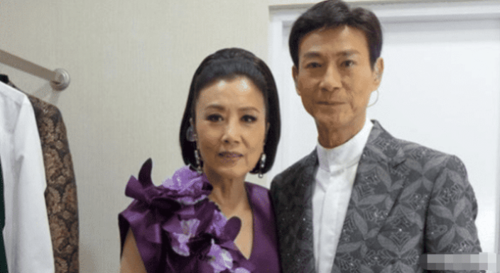 『赵敏』72岁的“张无忌”与“赵敏”相拥，40年的友情，没在一起太可惜