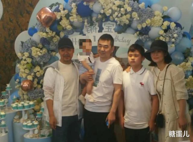 「蒋勤勤」蒋勤勤一家给儿子庆生，素颜蜡黄变得很普通，衰老已经成了事实！