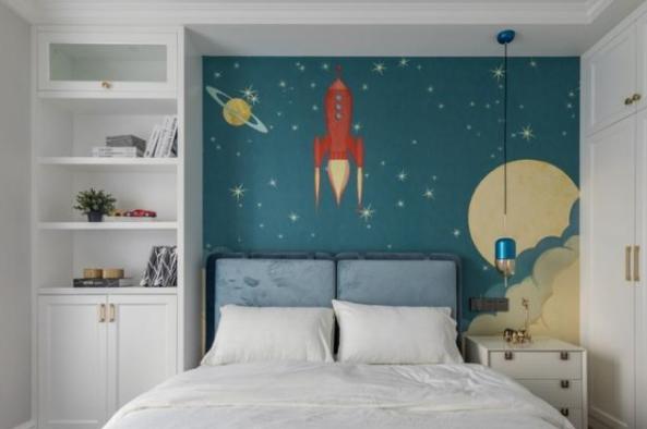 []日子过久了才发现，小户型卧室没必要放床头柜，打一排柜子超实用