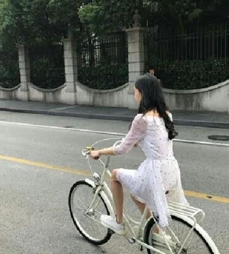 「杨幂」同样是骑单车回家，谁注意到baby和杨幂的区别，说不羡慕是假的