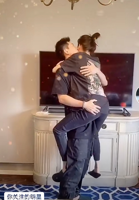 何超莲|窦骁高难度动作抱何超莲，满眼爱意亲女友，何超莲男友怀里大笑