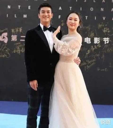 霍思燕|杜江陪霍思燕逛街，街头搂腰自拍，结婚7年仍如热恋般甜蜜