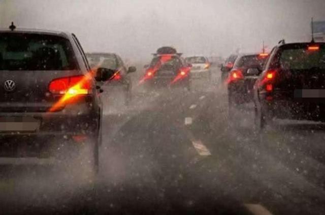 「暴雨」下暴雨开了双闪不行？工作人员：你驾照怎么考的？