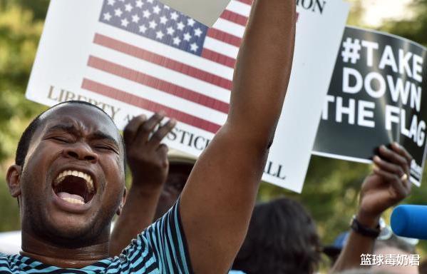 斯蒂芬·库里■重磅！库里夫妇带上汤神上街反抗，振臂高呼+单膝下跪引争议