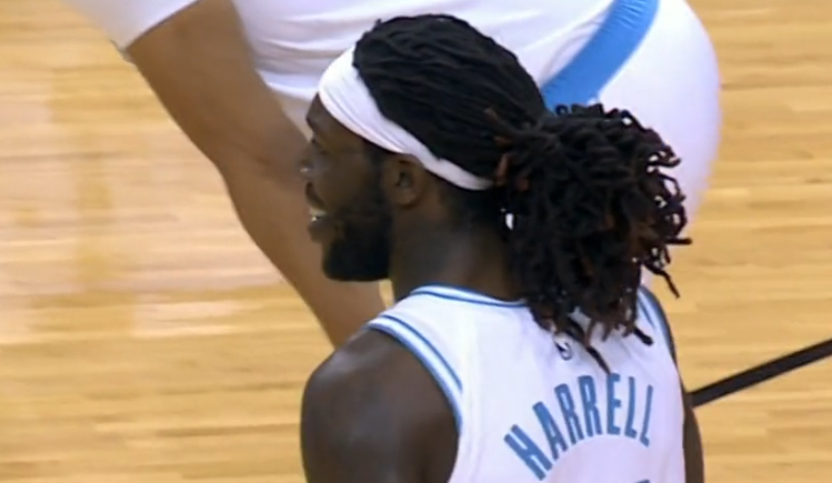 火箭隊|?暖心！老詹幫卡魯索擦血+安慰大莫，小將塔克爆發8中7+4搶斷