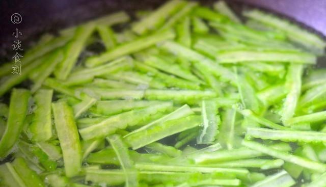 苦瓜■5月吃猪肉不如吃它，50元一斤，下锅炒一炒，营养全面上班不瞌睡