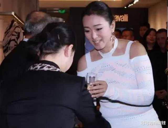 巩俐|巩俐这次好尴尬！穿连体裤勒出“游泳圈”赘肉，全靠气质撑场面