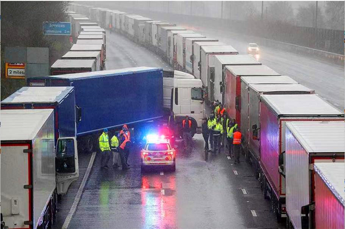 聖誕節前夜！上萬貨車司機和警方扭打，英國：世界不該袖手旁觀-圖3