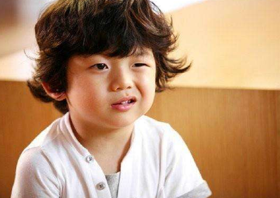 当初承包你所有头像,长大后却撞脸李现