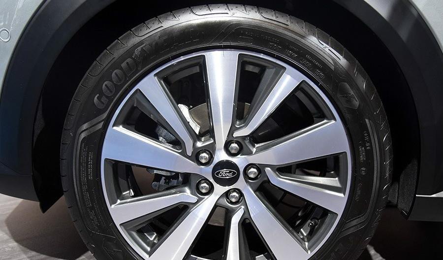 「保时捷taycan」福特“小卡宴”来了！1.0t油耗3.9L，轿跑车身比飞度漂亮，8万起