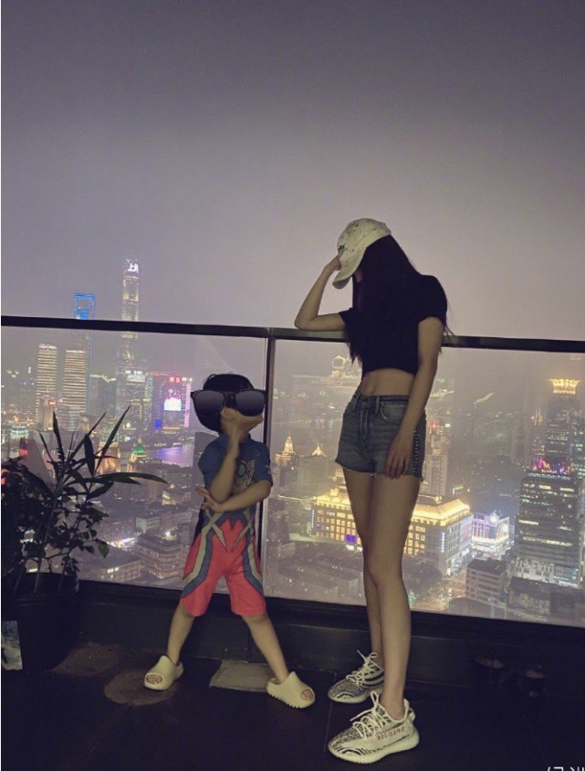 「Angelababy」Baby带小海绵豪华酒店游泳，因没化妆拒绝合照仍被网友曝光真实素颜