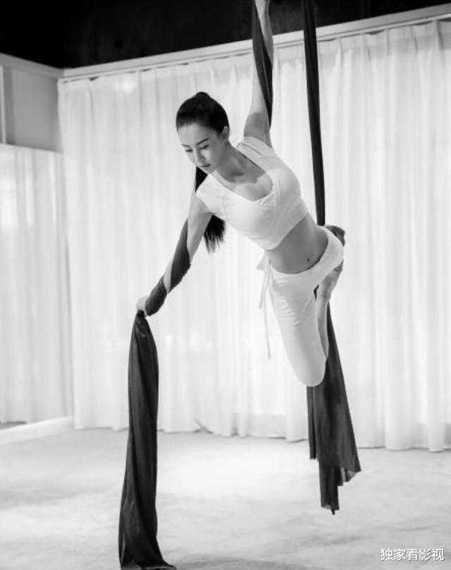 母其弥雅|国庆档最性感女演员，导演夸她像杨紫琼，却被质疑“装武打高手”