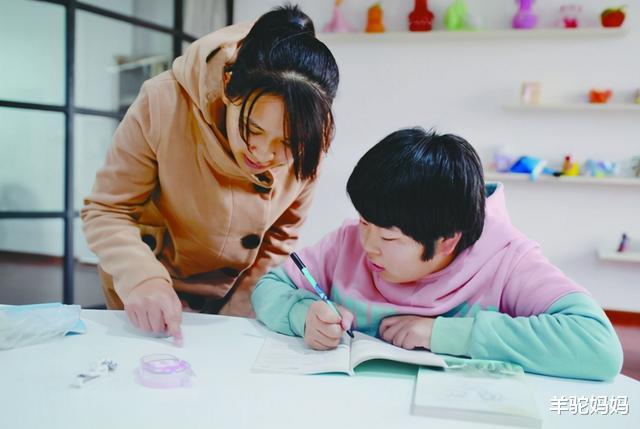 中小学|较真老师为教材纠错14年，挖出上百处错误，家长：教材不会错
