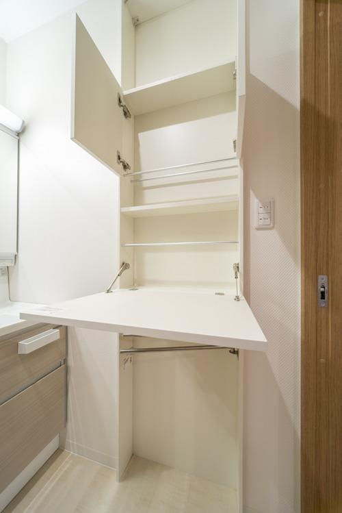 [老年小妙招]头一次见这样挂毛巾的，卫生间打个超薄柜，收纳空间翻十倍！