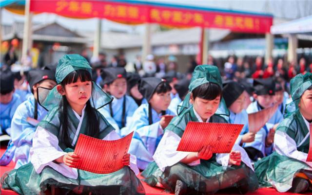 中毒|致敬！江西老太5年花6000万造瓷宫，自己却住茅棚，称：传统不能丢