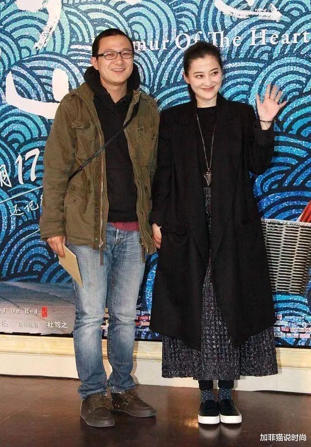 『梅婷』梅婷老公原来长这样！夫妻俩手牵手亮相大11岁老公好羞涩，太像路人