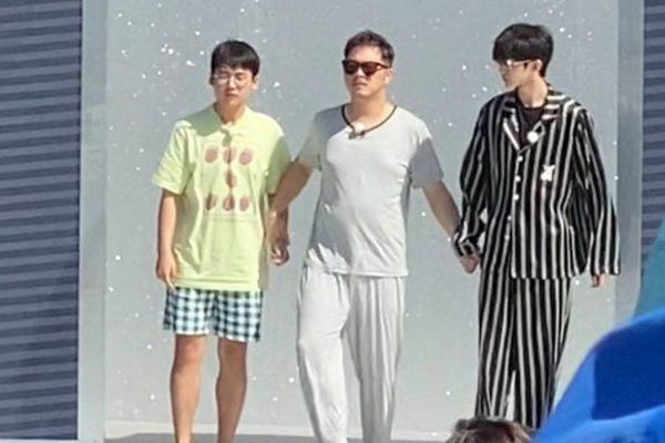 「维多利亚的秘密」《奔跑吧》睡衣趴：蔡徐坤精致，沙溢接地气，何穗不愧为维密天使