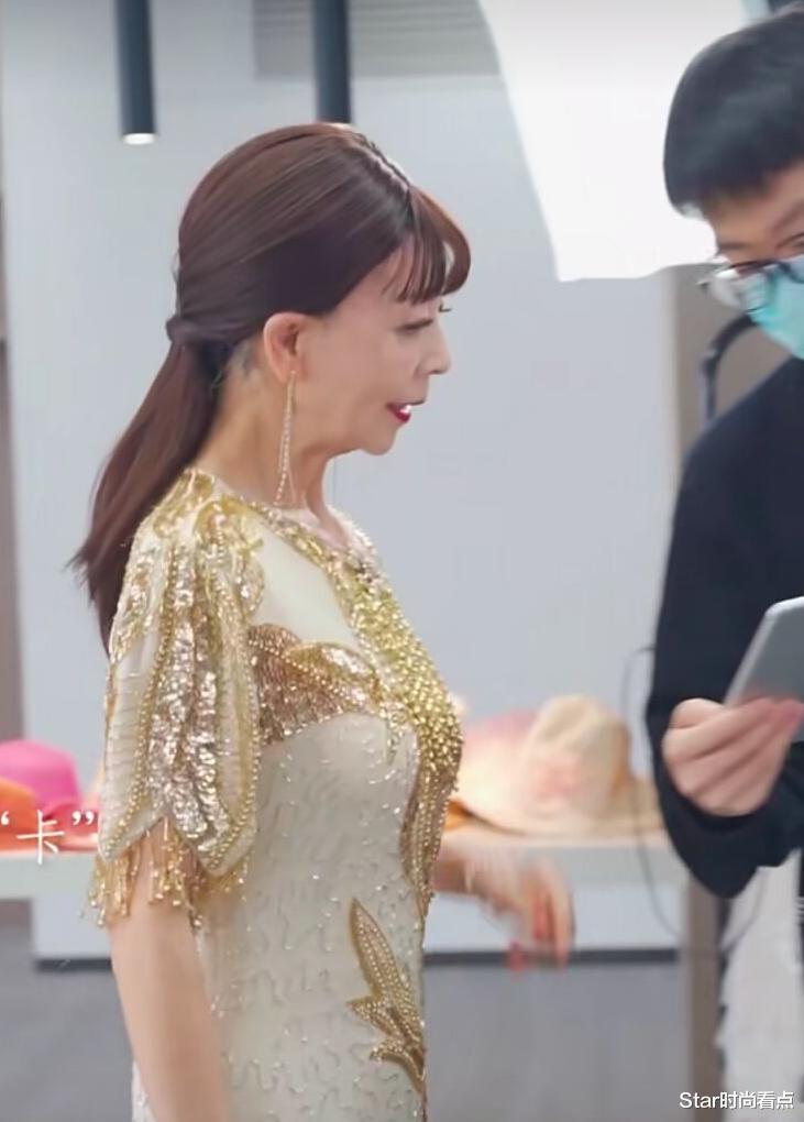 「美甲」79岁网红汪奶奶，浑身上下就剩皮包骨也时尚？一字马劈叉很拿手