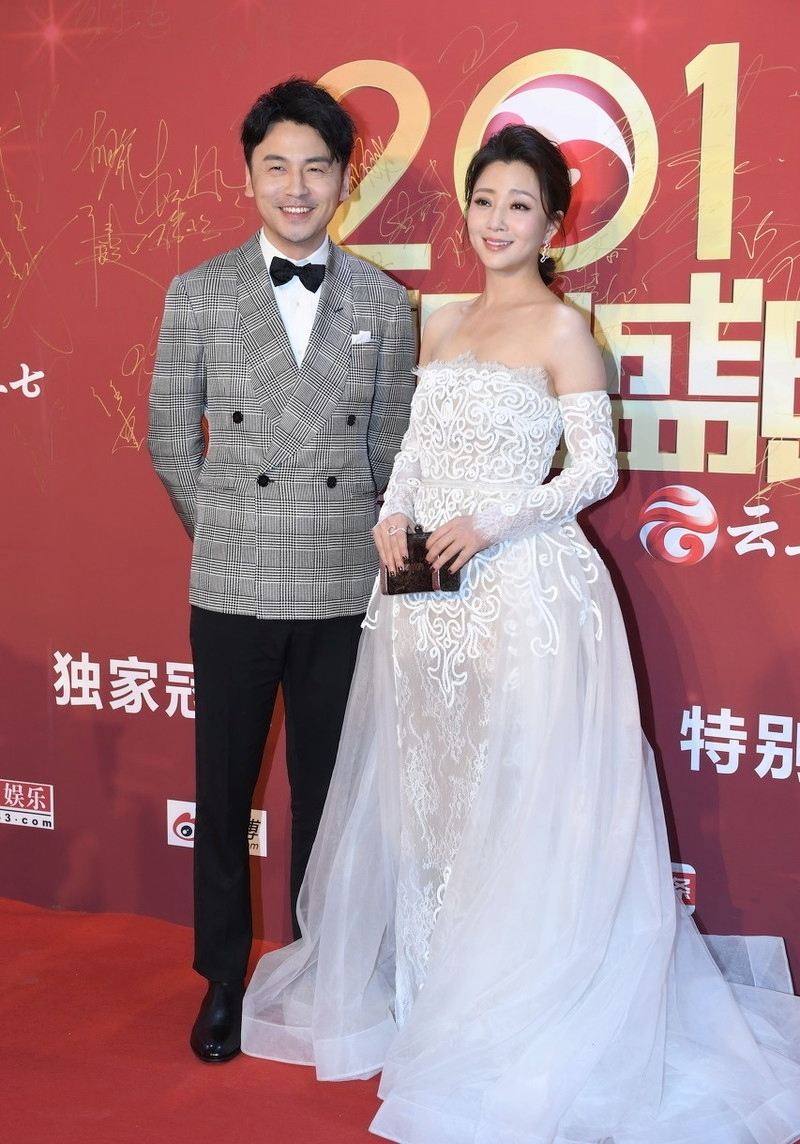 「连衣裙」被殷桃的美惊艳到了,穿白色一字肩连衣裙配低马尾,高级又精致