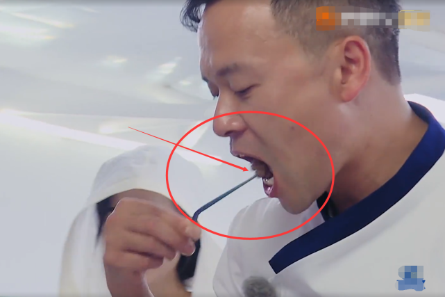 赵丽颖|林大厨拿镊子试完菜，递给赵丽颖用，谁注意她的做法？暴露修养