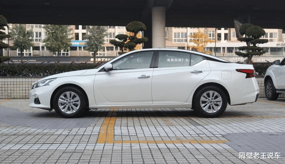 本田雅阁▲18w降至14w，2.0T爆252马力，6秒破百，完胜雅阁，却无人识货
