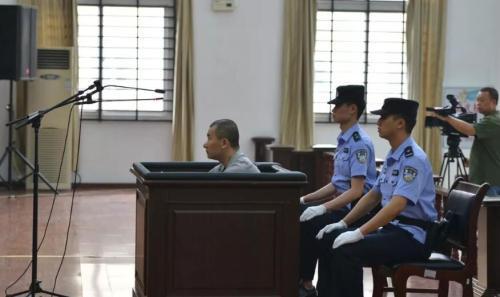 话晴空|重庆男子出狱11天捅杀法官、狱警！被执死刑，1/3的人生都在坐牢