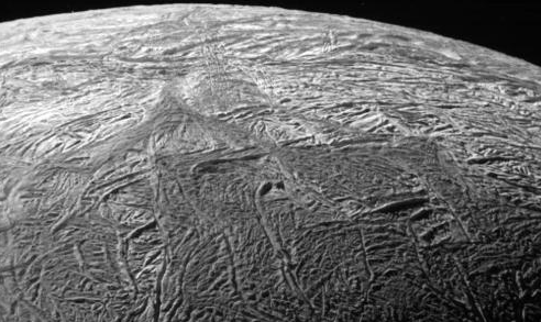 「科学家」它的表面有1300公里“焊痕”,科学家怀疑这颗星球是废弃的飞船