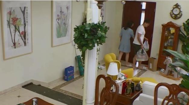 「唐一菲」带你看看凌潇肃唐一菲的豪宅，全屋都是红实木家具，装修宛如宫殿