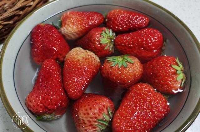 #辽宁省#盐水洗草莓，和没洗一样脏，教你2招，脏东西污垢全跑光，干净