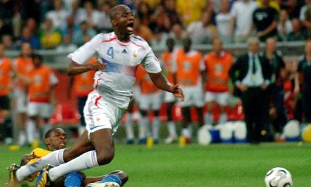 「巴西队」神仙打架！拥有四大天王的巴西，为何在世界杯输给齐达内的法国？