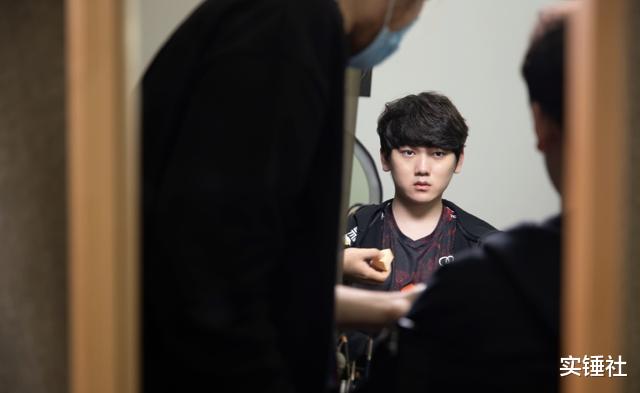 ig|阿水狂虐Deft拿下2连胜，亮IG队标顶塔跳舞嘲讽DRX！万千IG粉泪目