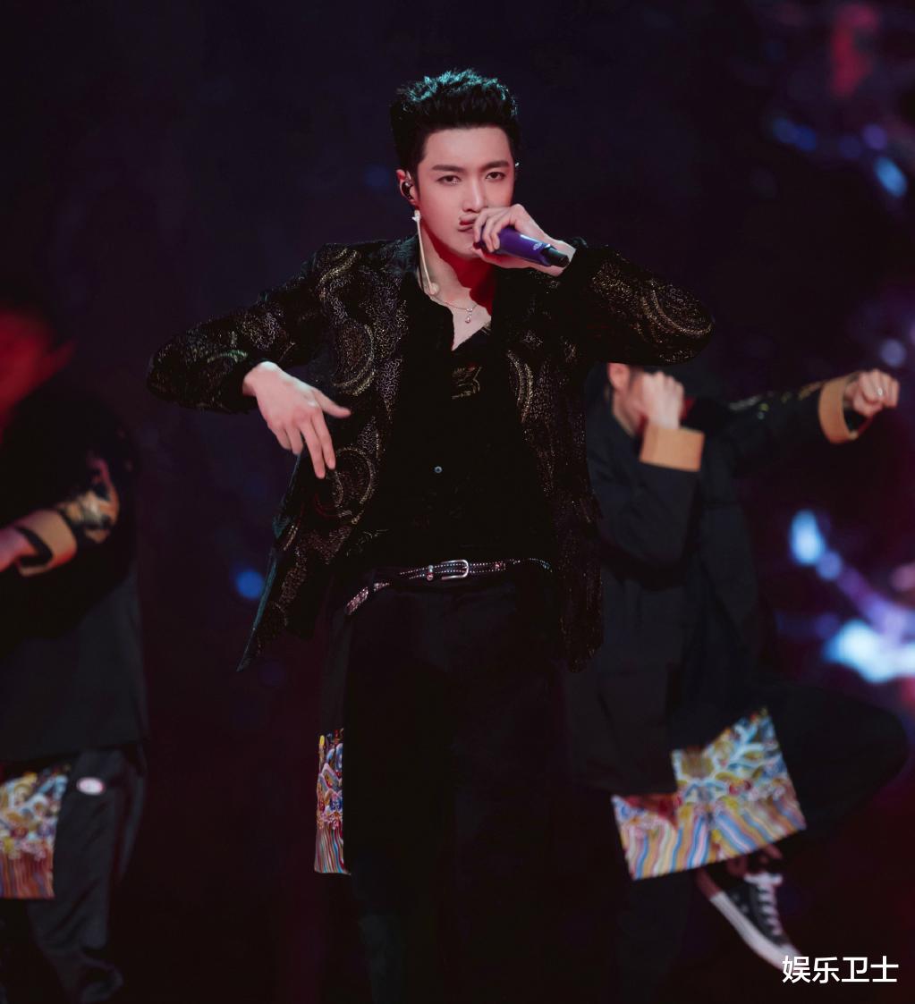 易烊千玺|双十一狂欢夜举办，易烊千玺唱歌翻车被吐槽难听，张艺兴飞起来了超炫酷