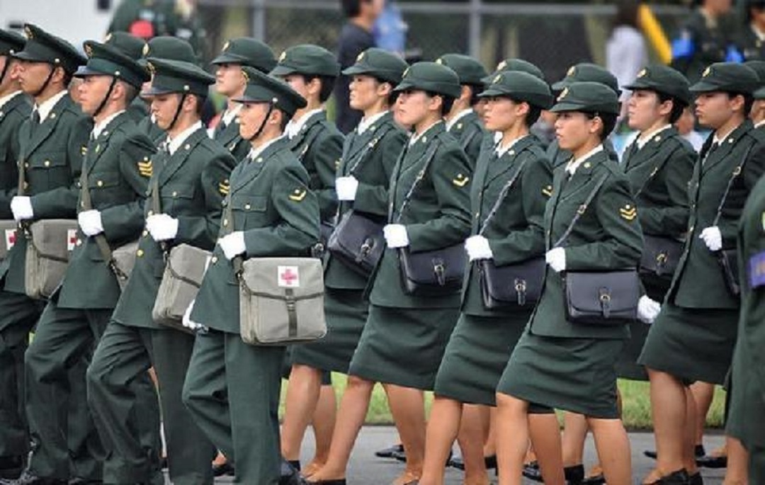 日本閱兵時，女兵總是挎著一個黑色皮包，裡面裝的是什麼？-圖2