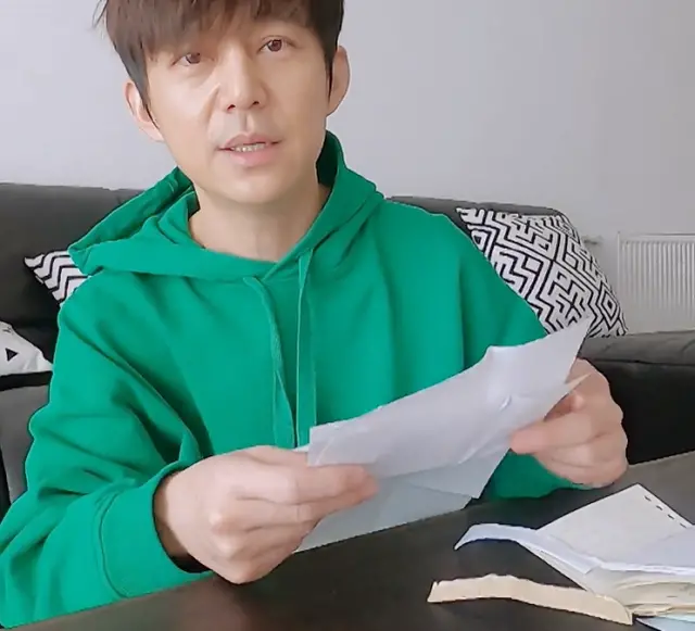 「刘海」何炅为啥一直有刘海, 当他把刘海撩起来时, 这下明白什么原因了