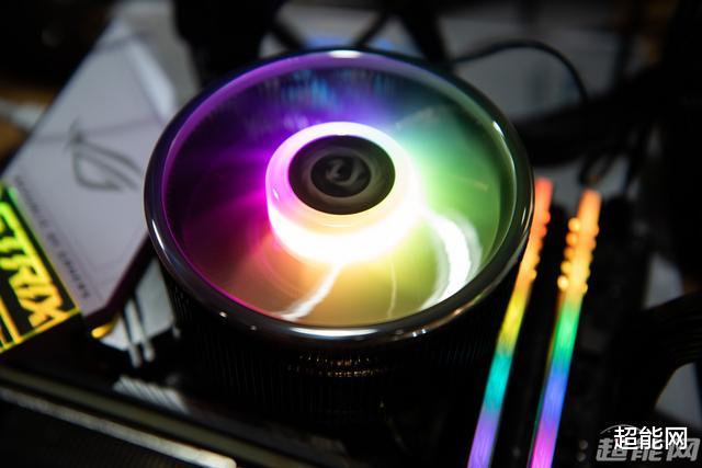 散热器|Tt飓风散热器图赏：传承颜值的下压式散热