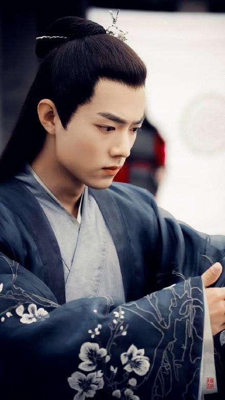 「易烊千玺」易烊千玺或成下一个肖战，粉丝辱骂金鹰视后和46亿电影票房导演