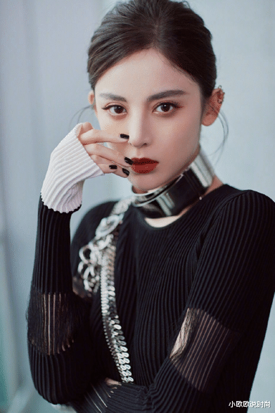 古力娜扎■娜扎轻松驾驭金属chocker,攻气十足A爆了,造型超超酷