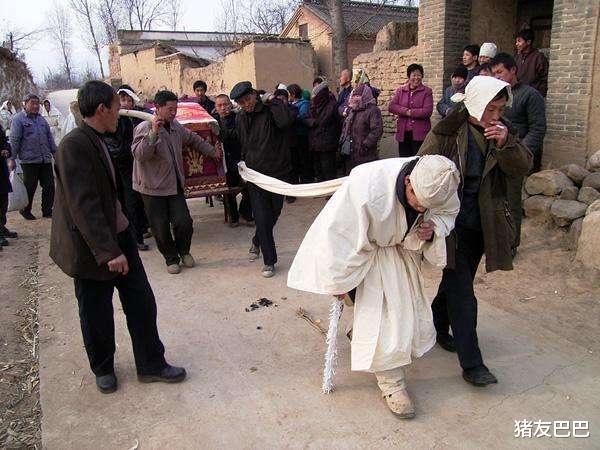 『唢呐』侄孙女婿去参加葬礼，遇巧立名目项目，坦言这不是明摆着要钱吗？