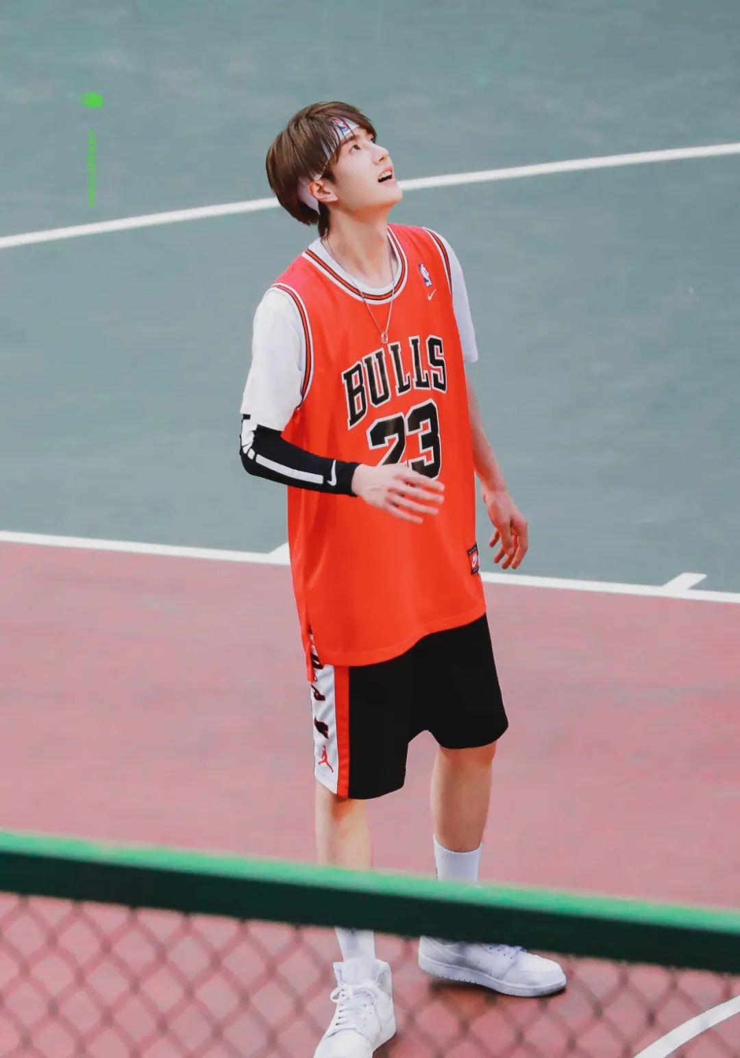 发带■连他也开始凹造型了