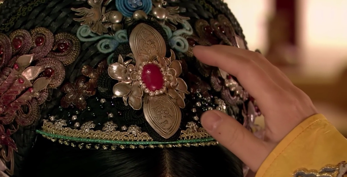 #甄嬛#皇上临死前摸了甄嬛的头发,为何万分悲痛,你看她头上戴的什么