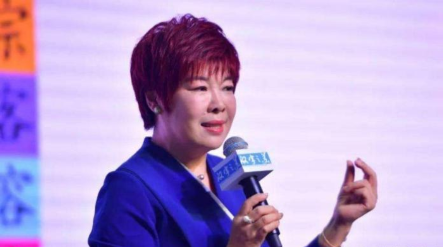 【央视】曾是央视知名女主持，却因耍大牌自毁前程，如今55岁却成这样