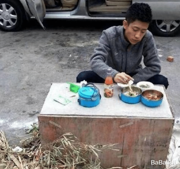 刘德华|刘德华和baby同在片场吃饭,观众:演员和明星差距瞬间了然!