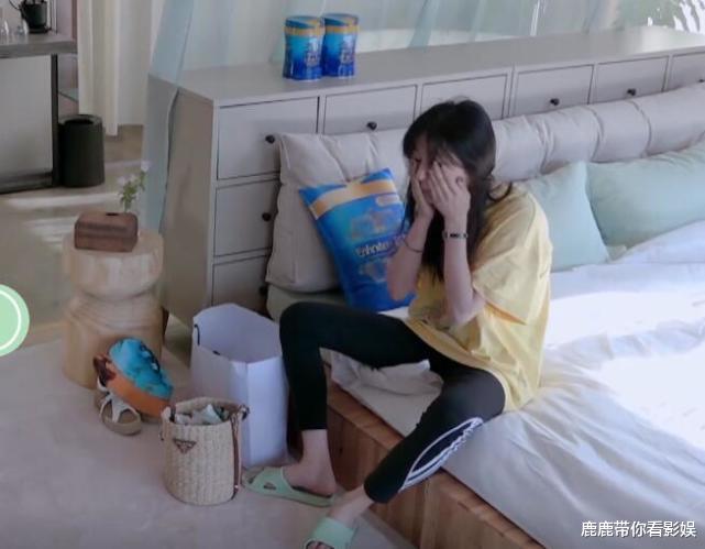 郑爽:谭松韵早起,没化妆就下楼做饭,而有谁注意郑爽?果然女神都是精致的