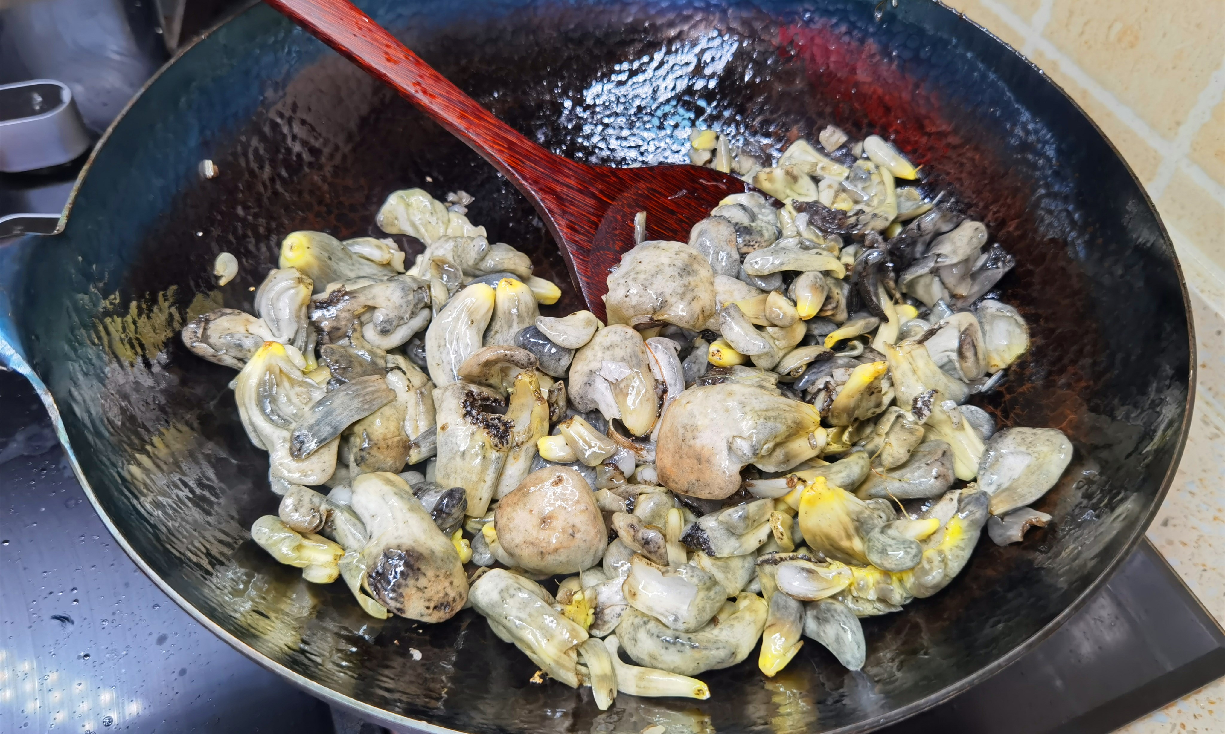 玉米|此菜和玉米共生，农民见到就头痛，老外却拿它当美食，9美元1斤