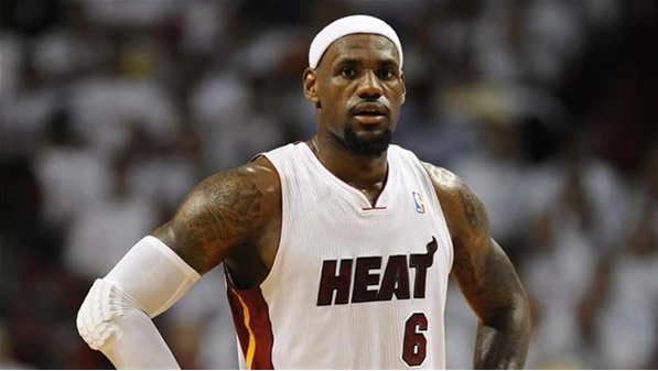 勒布朗·詹姆斯@詹姆斯直言，最大遗憾不是6亚冠，09事件才是他难忘的痛！