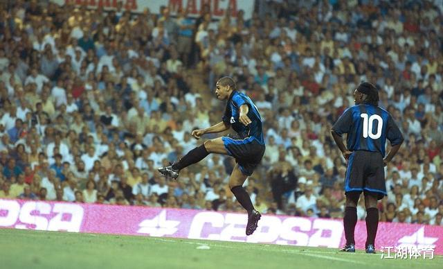 「阿德里亚诺」他天赋世界前3，19岁就一战成名，如今4年被裁3次，混迹贫民窟