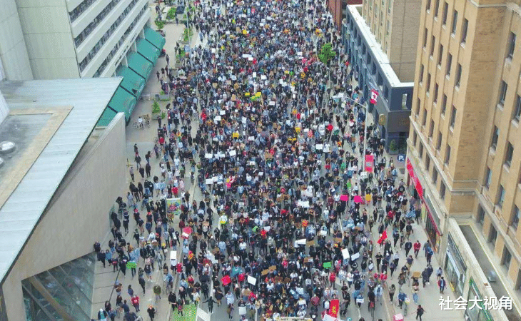 「美国」美国彻底变成“人间炼狱”，暴乱蔓延70座城市，奥巴马哭了：感到崩溃