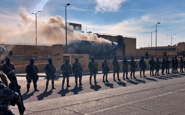 「美国」海峡突然竖起导弹,大批美舰火速撤离,白宫收到现场报告一片慌乱